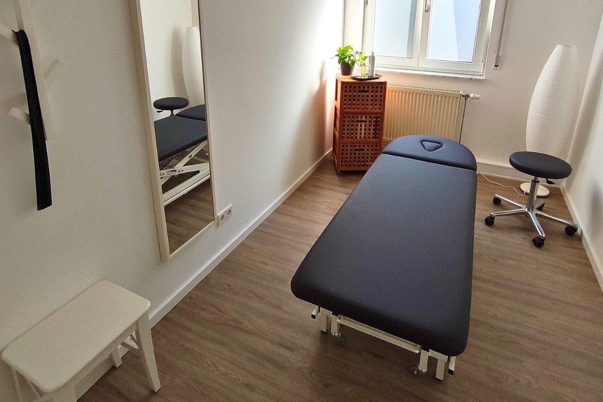 Der Eingangsbereich der Praxis Physio Vital für Physiotherapie in Dresden-Plauen, von vorne betrachtet.
